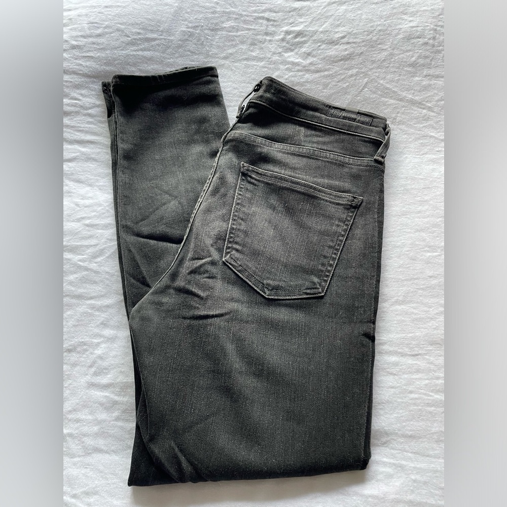 CITIZENS of HUMANITY high-waisted, black paneled vintage washed  jeans. Size 27.